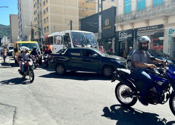 Colisão entre micro-ônibus e caminhonete causa caos no trânsito de Poços de Caldas