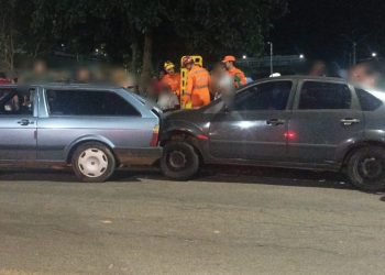 Carro desce de ré e colide com veículo, deixando duas vítimas feridas em Alfenas