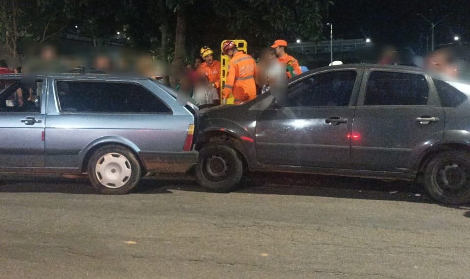 Carro desce de ré e colide com veículo, deixando duas vítimas feridas em Alfenas
