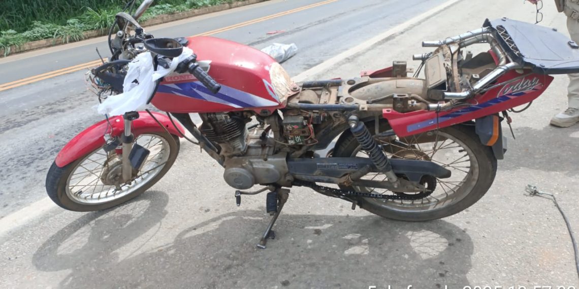 VÍDEO: Motociclista morre ao bater em caminhão que atravessava uma rodovia no Sul de Minas