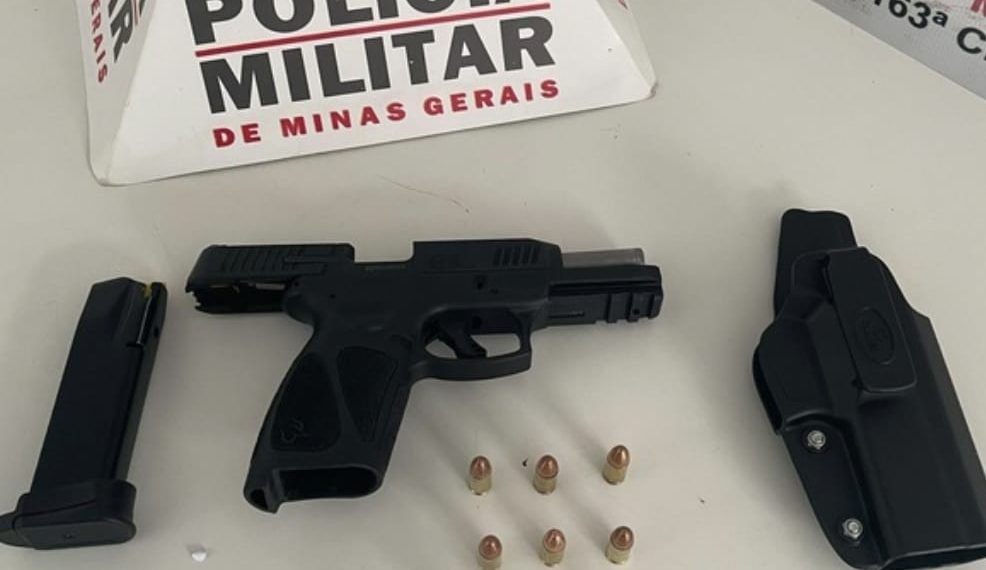 Homem é preso portando uma arma de fogo dentro de um bar