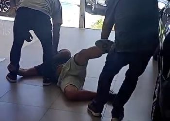 Vídeo mostra homem brigando com funcionários de uma concessionária em Poços de Caldas