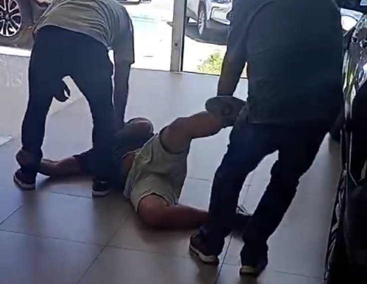 Vídeo mostra homem brigando com funcionários de uma concessionária em Poços de Caldas