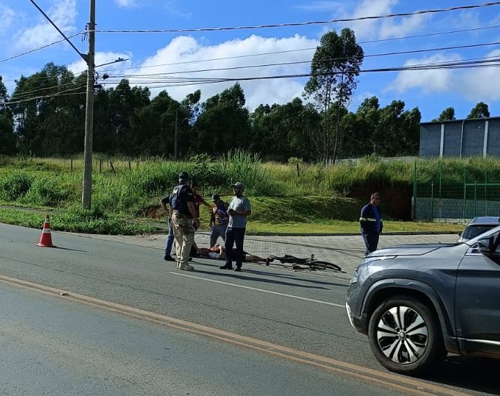 Ciclista fica ferido após colisão com caminhão na BR-146 em Poços