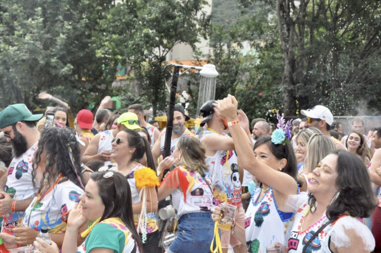 Carnaval de Poços deve atrair mais de 330 mil foliões e movimentar R$ 120 milhões
