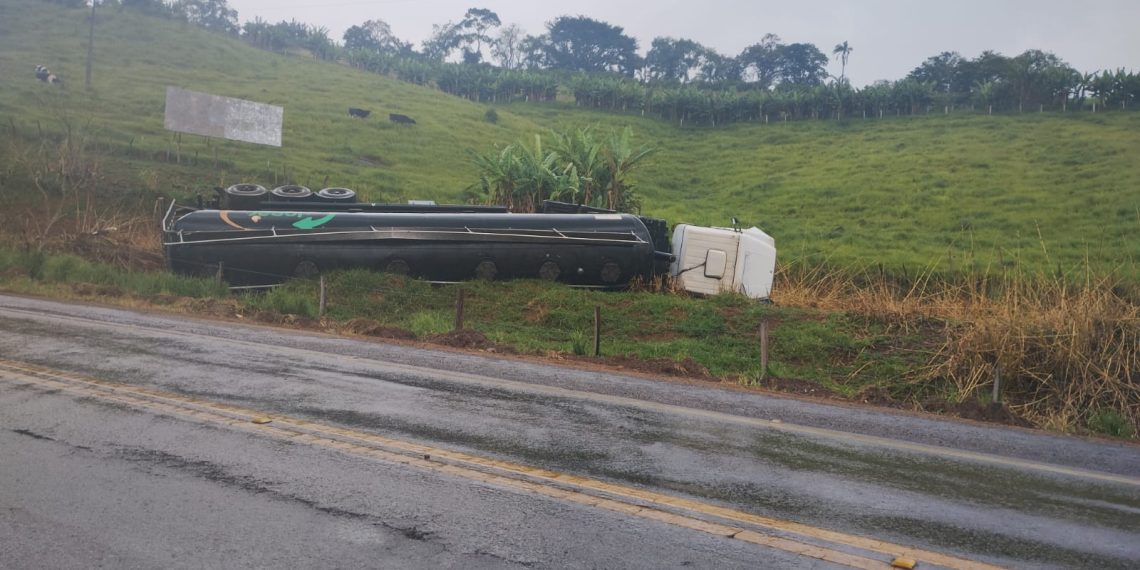 Caminhão carregado com carvão em pó perde freio e tomba