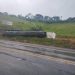 Caminhão carregado com carvão em pó perde freio e tomba