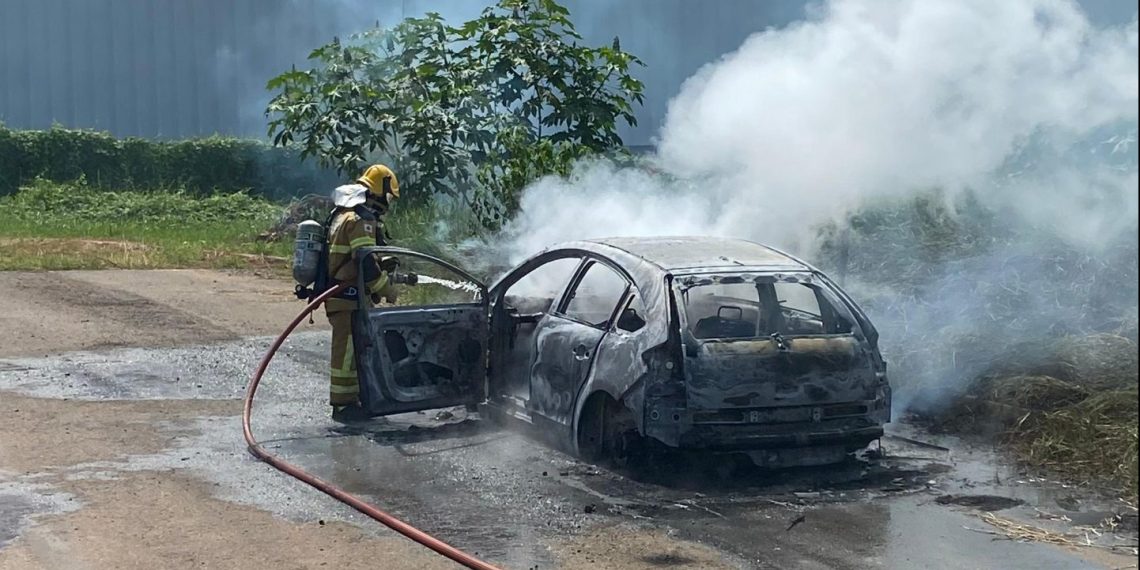 Carro que teria sido furtado pega fogo na Zona Rural de Alfenas