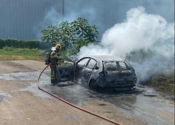 Carro que teria sido furtado pega fogo na Zona Rural de Alfenas