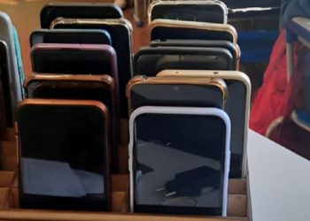 Governo de Minas adota diretrizes que restringem o uso de celulares nas escolas