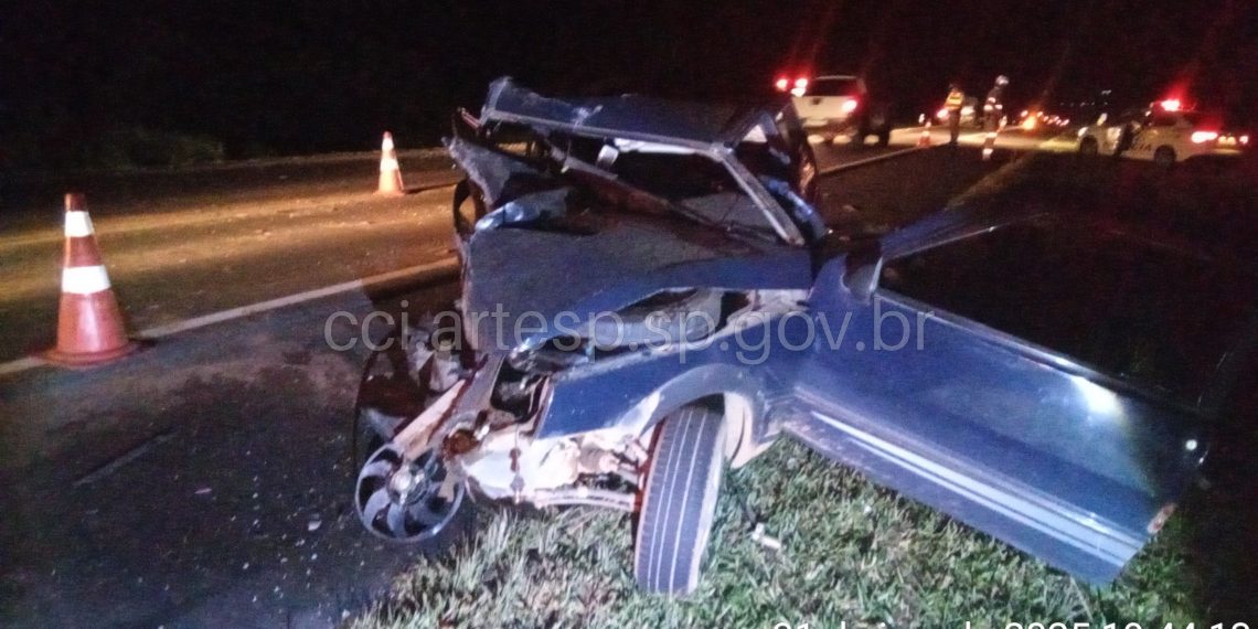 Colisão frontal deixa três pessoas feridas em Casa Branca