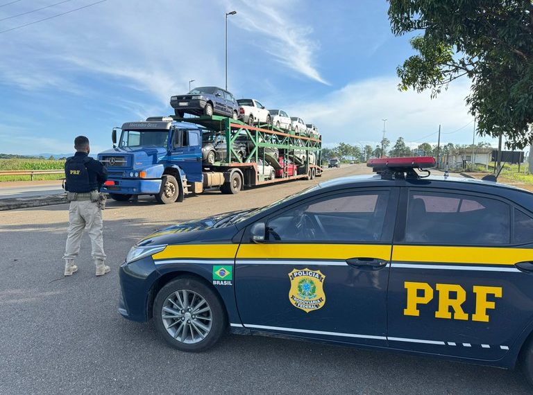 PRF recupera três veículos clonados transportados em cegonheira