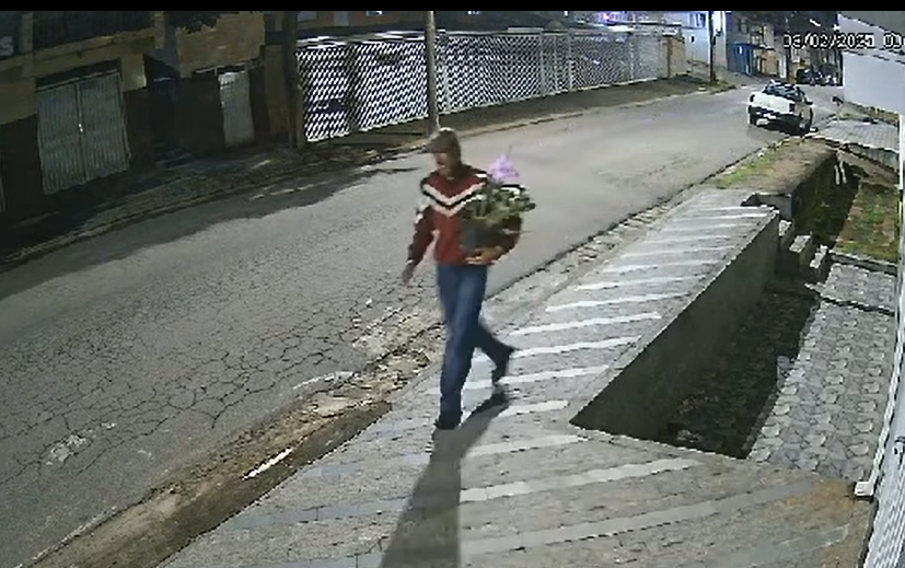 VÍDEO: Homem invade casa de idosa e furta orquídeas em bairro de Poços de Caldas