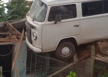 Kombi desce ladeira e cai em cima do telhado de uma residência no Sul de Minas