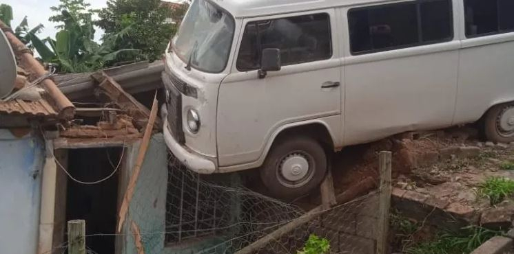 Kombi desce ladeira e cai em cima do telhado de uma residência no Sul de Minas