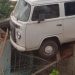 Kombi desce ladeira e cai em cima do telhado de uma residência no Sul de Minas