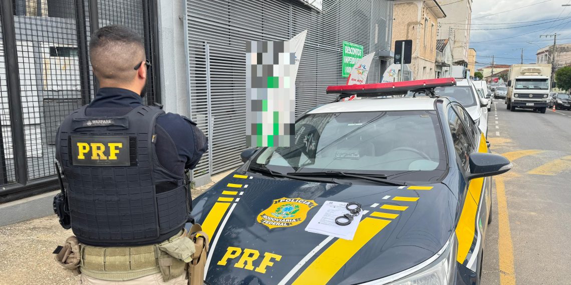 PRF prende passageiro de ônibus com mandado de prisão em aberto