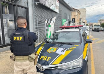 PRF prende passageiro de ônibus com mandado de prisão em aberto