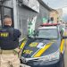 PRF prende passageiro de ônibus com mandado de prisão em aberto