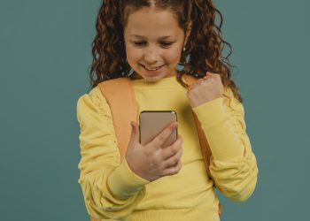 Escolas de Poços de Caldas terão autonomia para definir regras sobre uso de celulares