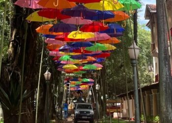 Túnel de guarda-chuvas coloridos é nova atração do carnaval