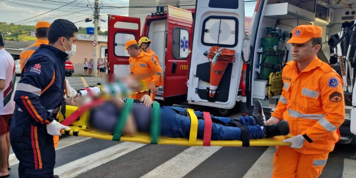 Colisão entre carro e moto deixa duas pessoas feridas em Alfenas