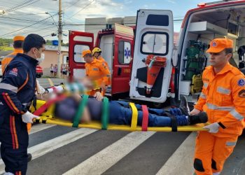 Colisão entre carro e moto deixa duas pessoas feridas em Alfenas