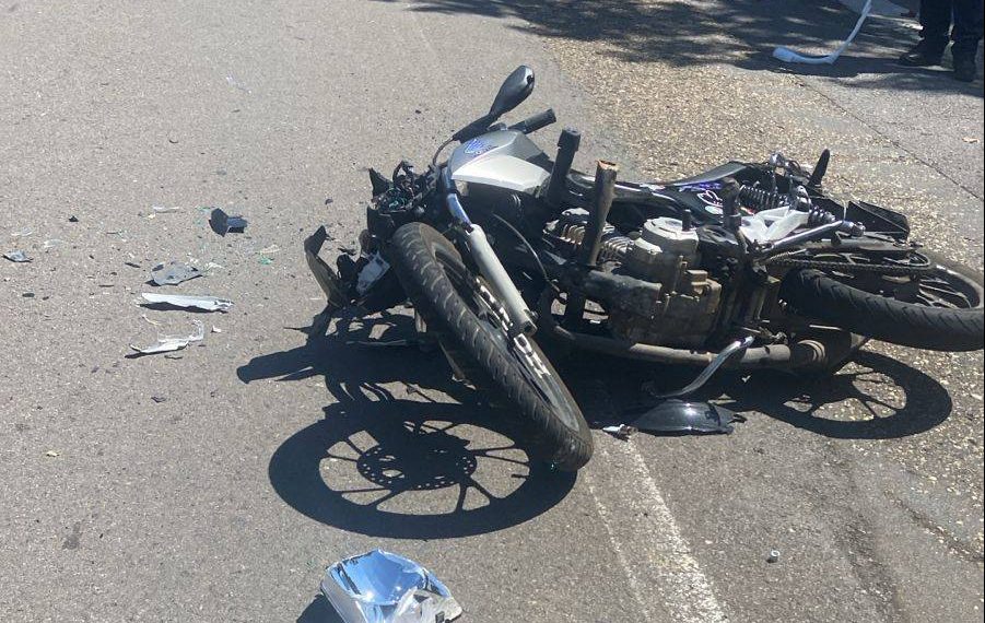 Acidente deixa motociclista ferido na Avenida João Pinheiro
