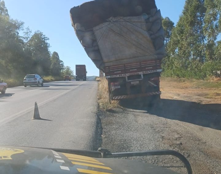 Mais de 3,5 mil motoristas são multados por transporte irregular de cargas em MG