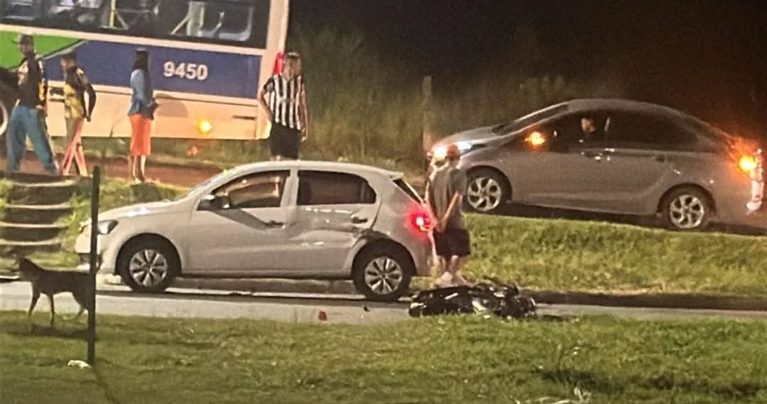 Colisão entre carro e motocicletas deixa três feridos na Avenida Wenceslau Braz