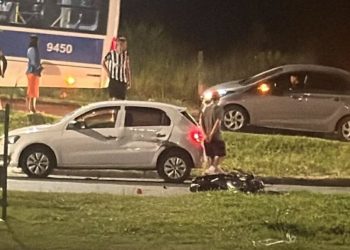 Colisão entre carro e motocicletas deixa três feridos na Avenida Wenceslau Braz