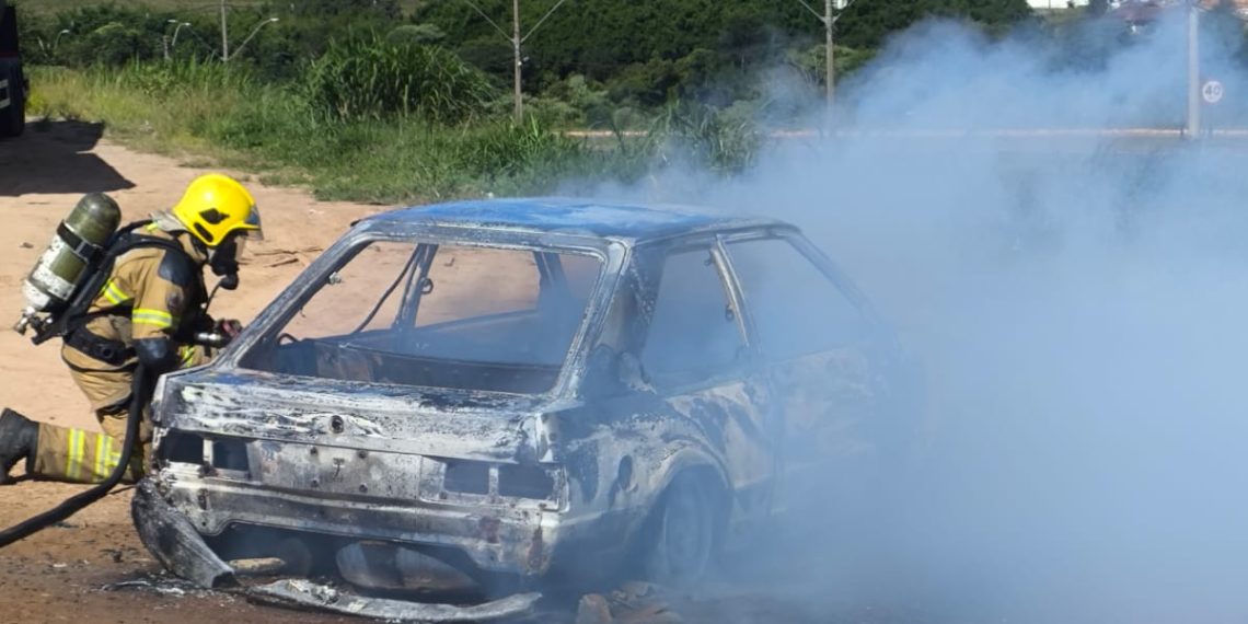 Carro pega fogo próximo a posto de combustível em Poços de Caldas