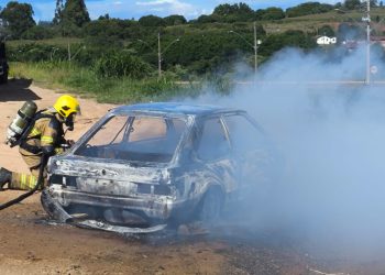 Carro pega fogo próximo a posto de combustível em Poços de Caldas