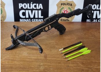 Arma do tipo besta, flechas e drogas são apreendidas em operação da Polícia Civil em Poço Fundo