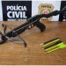 Arma do tipo besta, flechas e drogas são apreendidas em operação da Polícia Civil em Poço Fundo