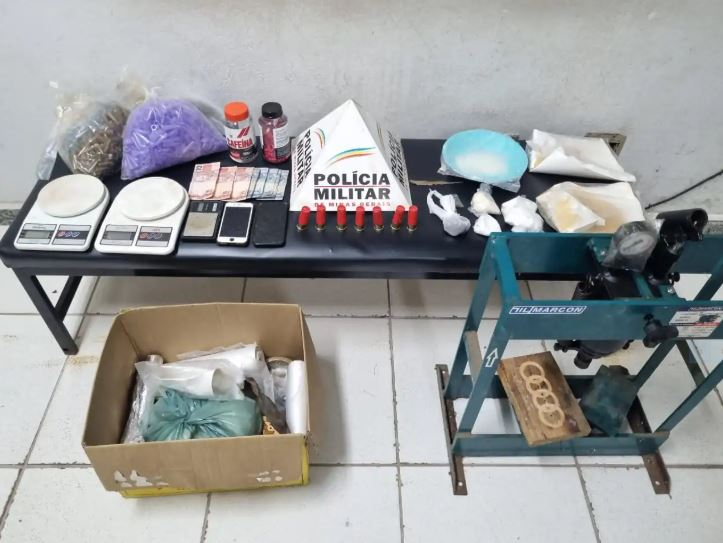 Laboratório de drogas é desmantelado e suspeito é preso com munições em Alfenas
