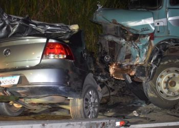 Quatro pessoas da mesma família morrem em acidente entre carro e caminhão; criança de um ano está entre as vítimas