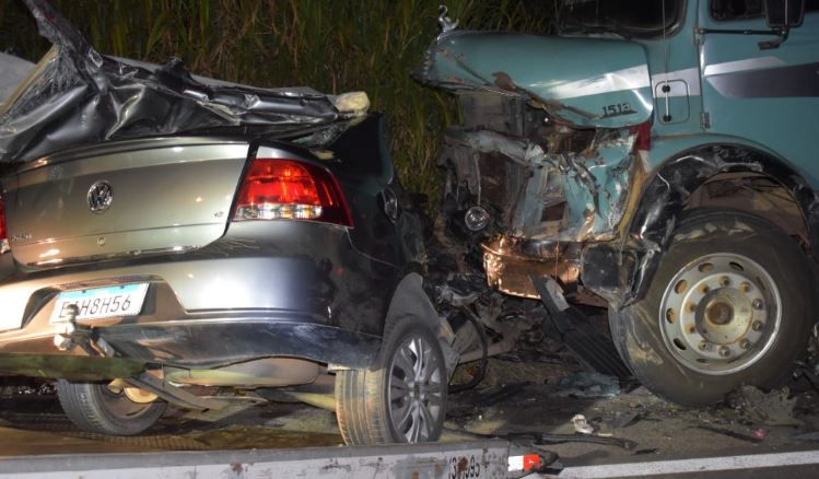Quatro pessoas da mesma família morrem em acidente entre carro e caminhão; criança de um ano está entre as vítimas