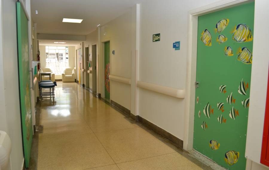 Criança é hospitalizada com hematomas em Poços; PM e Conselho Tutelar são acionados