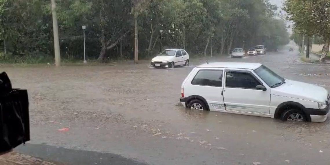 Moradores registram trechos alagados em Poços de Caldas