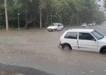 Moradores registram trechos alagados em Poços de Caldas