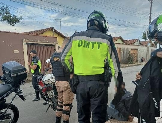 Motociclista em fuga invade casa no Jardim Kennedy 2 e confusão termina em briga
