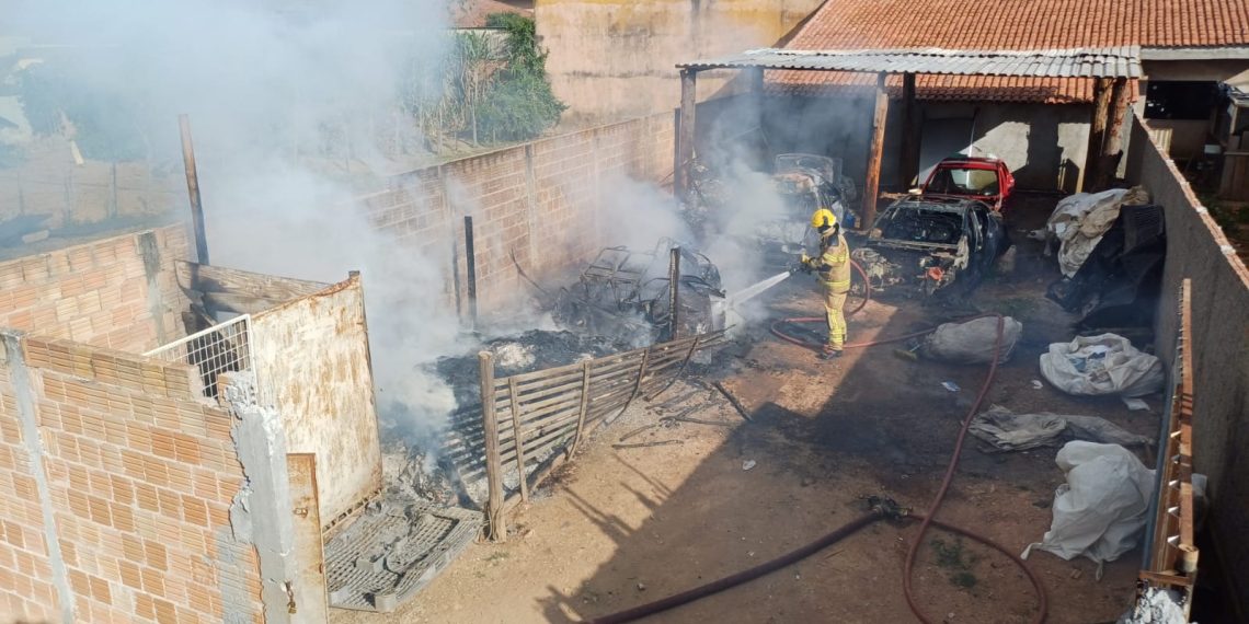 Incêndio atinge depósito de material reciclado na zona sul de Poços de Caldas