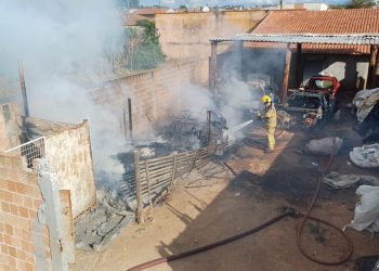 Incêndio atinge depósito de material reciclado na zona sul de Poços de Caldas