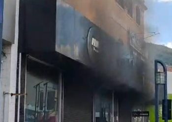 VÍDEO: Loja de departamento pega fogo no Centro de Poços de Caldas