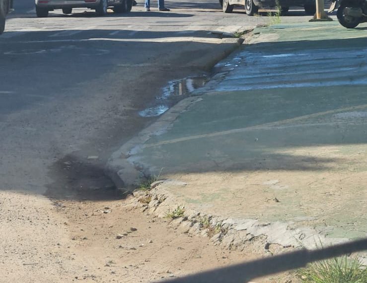 Acidente com três veículos na Av. Mansur Frayha deixa ferido em Poços de Caldas