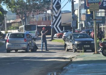 Acidente com três veículos na Av. Mansur Frayha deixa ferido em Poços de Caldas