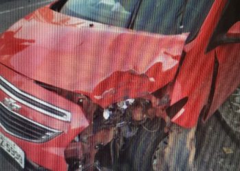 Motorista sem CNH bate o carro duas vezes na Rua Junqueiras no centro de Poços
