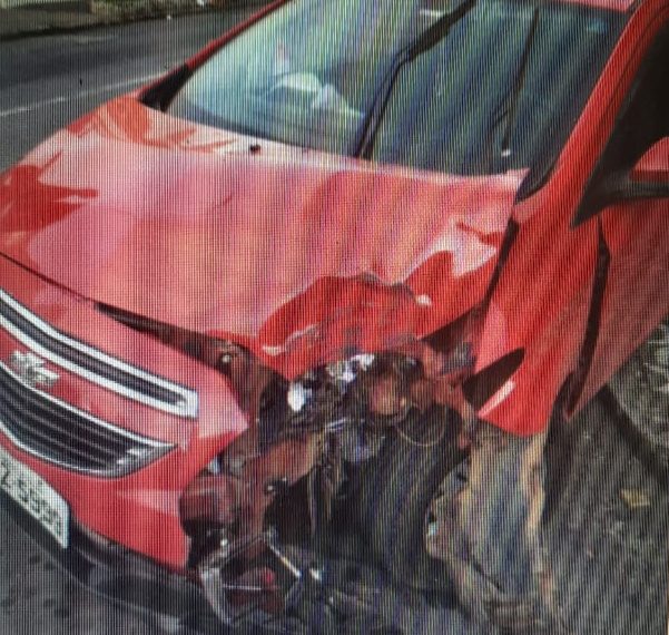 Motorista sem CNH bate o carro duas vezes na Rua Junqueiras no centro de Poços