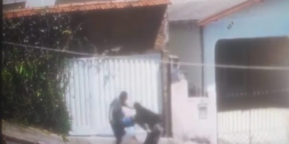 VÍDEO: ex-marido agride mulher no meio da rua em Poços de Caldas